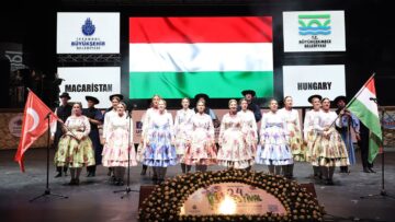 Macar dansçılar İzmir Marşı’nı Türkçe okudu
